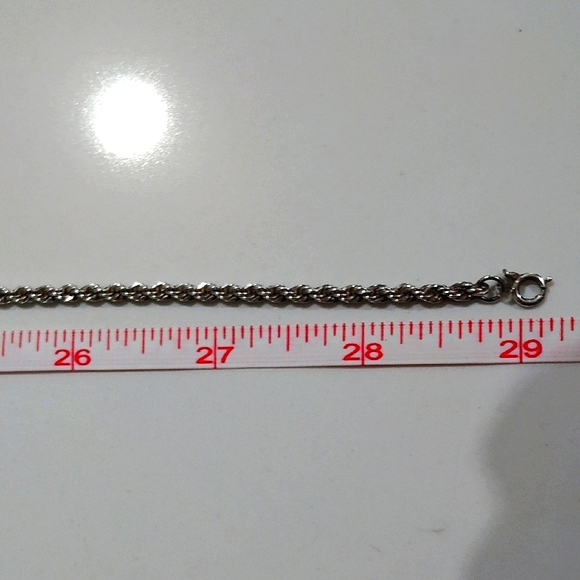 Elegant Sterling Silver Heart Pendant and Chain. - Picture 3 of 6